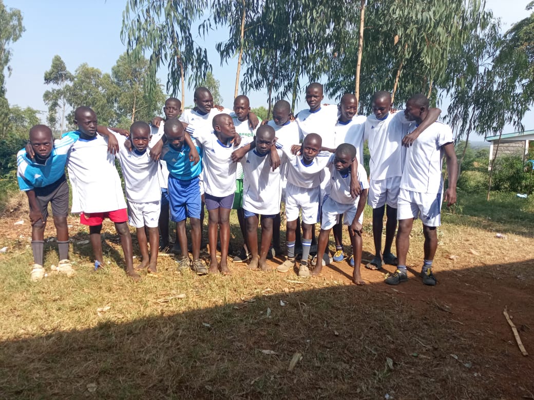 Pupils and teachers at Ndhere Primary School, photo 1