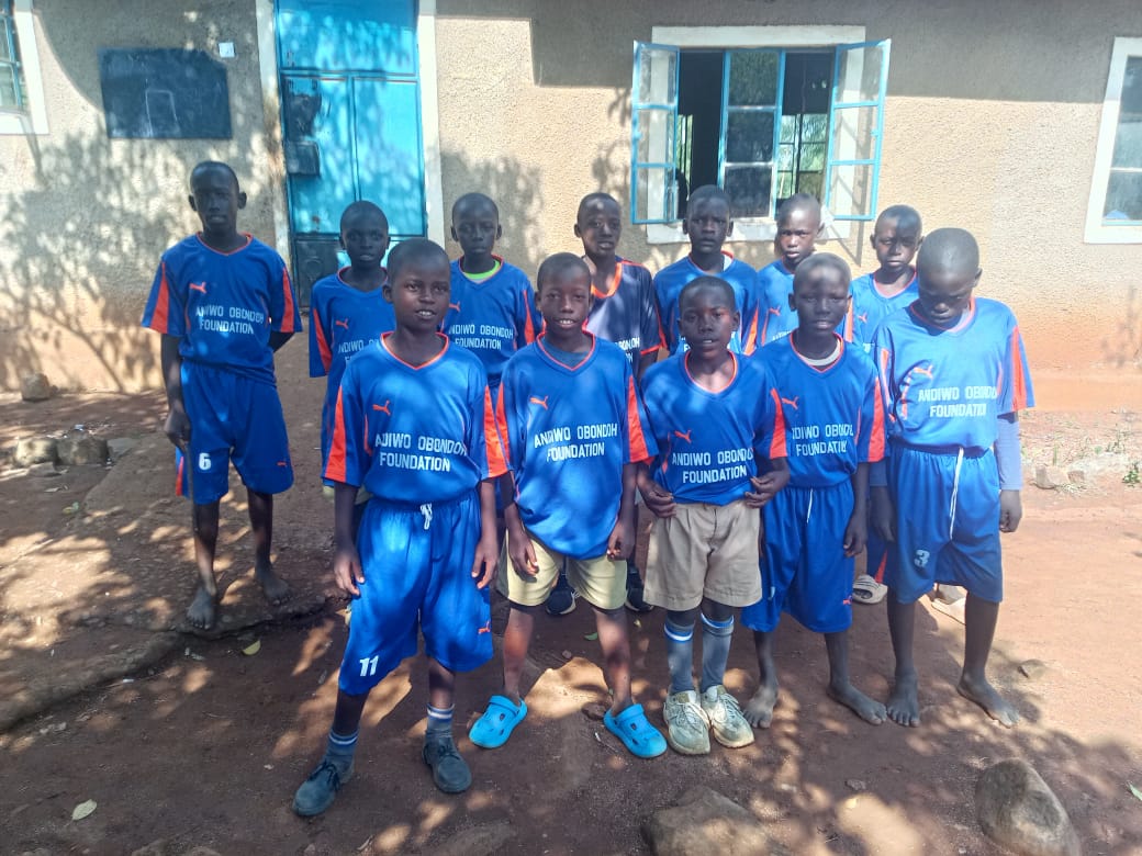 Pupils and teachers at Ndhere Primary School, photo 2