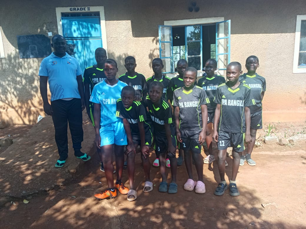 Pupils and teachers at Ndhere Primary School, photo 3
