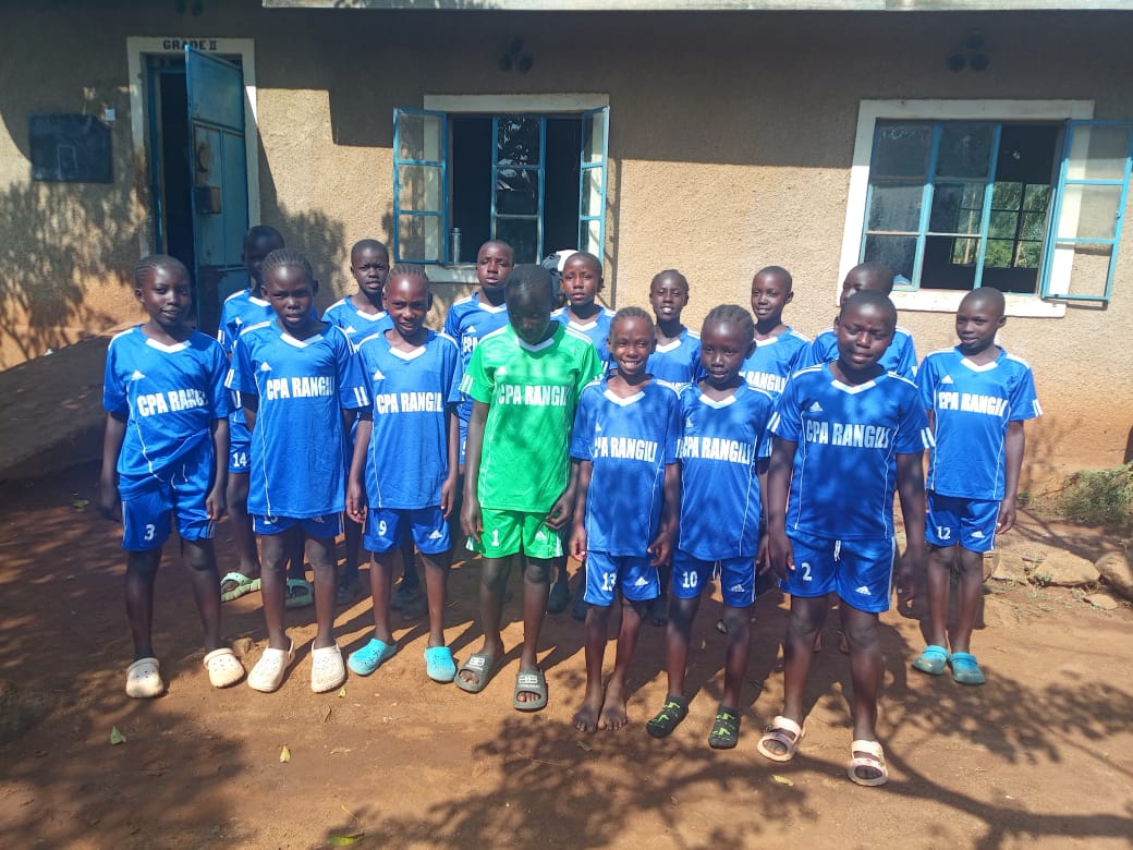 Pupils and teachers at Ndhere Primary School, photo 4