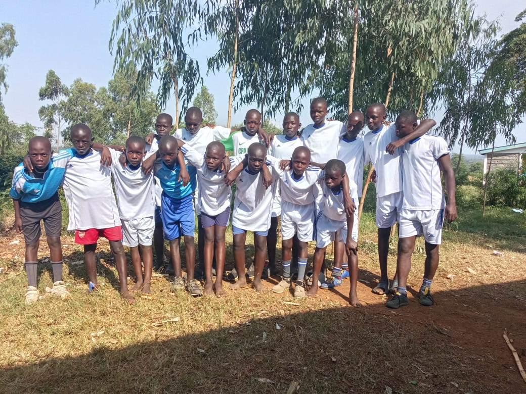 Pupils and teachers at Ndhere Primary School, photo 5